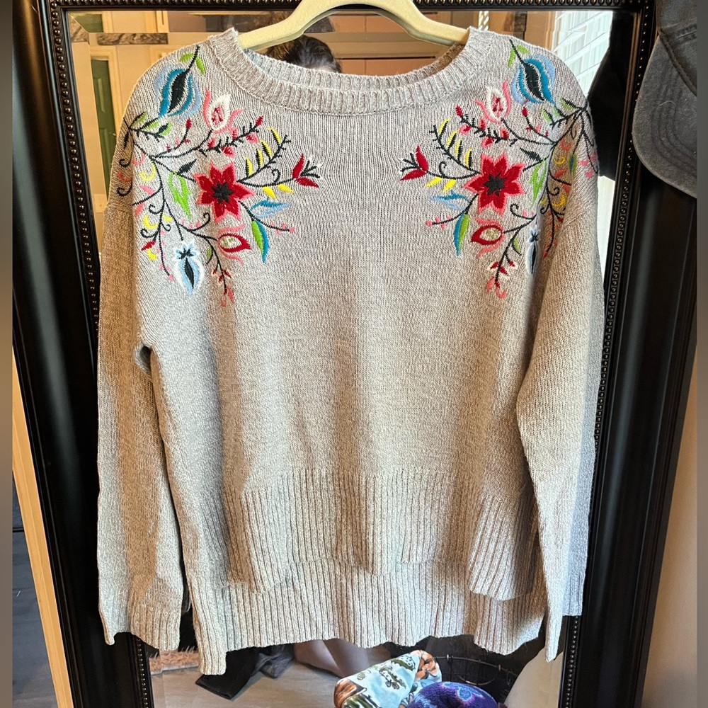 🧣 3/$27 Embroidered Grey Sweater